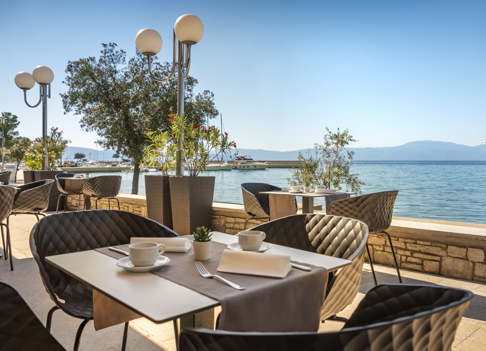 Udobna terasa za sjedenje s prekrasnim pogledom u lounge baru hotela Veya Maradiso by Aminess.