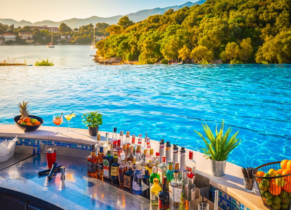 Opuštajući Pool bar Argola u Aminess Vival Port9 Resortu, savršeno mjesto za uživanje u piću i ugodnoj atmosferi pored bazena.