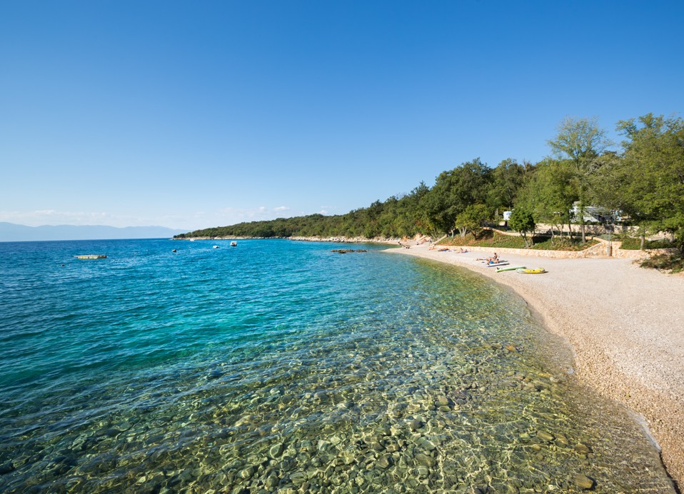 Acqua turchese limpida sulla spiaggia presso Aminess Style Camping Atea Resort, perfetta per nuotare.
