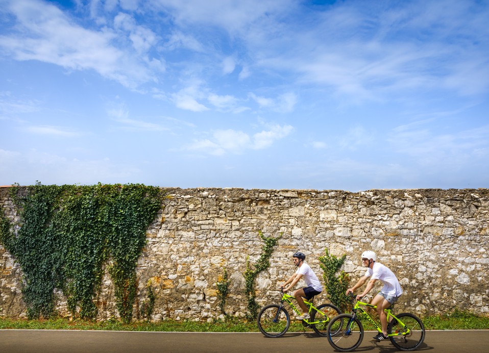 Fietser bij de Aminess Planet Camping Maravea, Novigrad