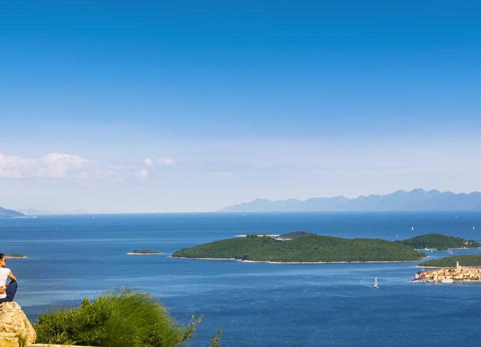 Gosti se planinare na hribu sv. Ilija z panoramskimi razgledi blizu Aminess Maradiso Bellevue Village.