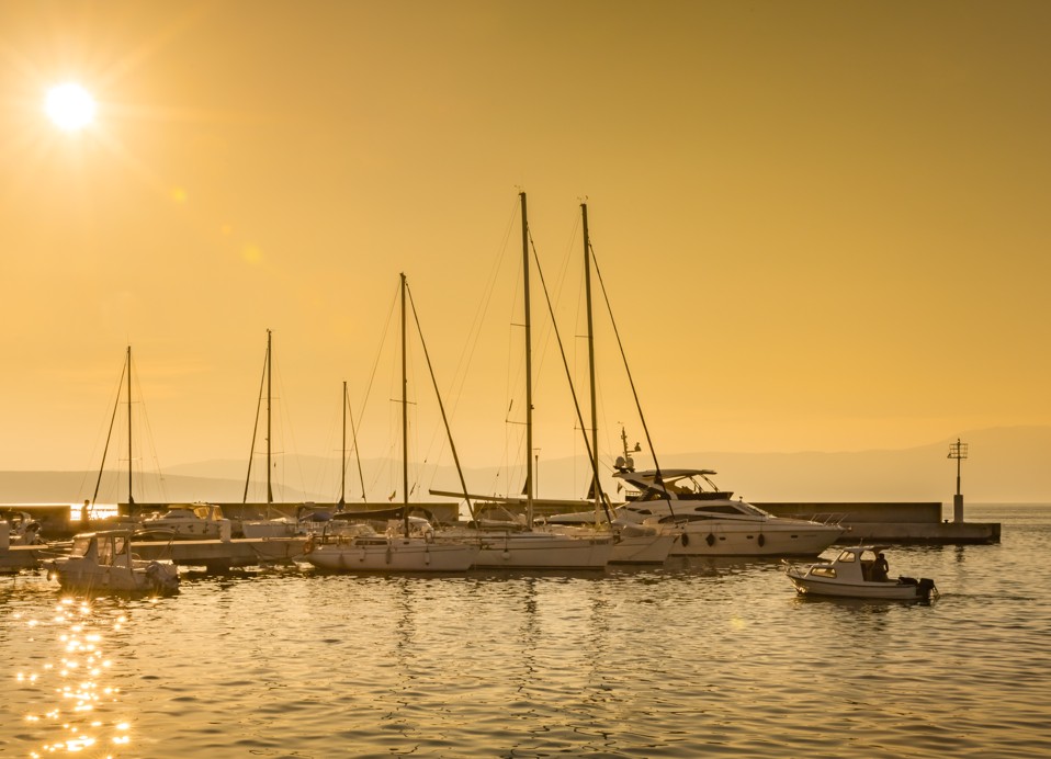 Slikovit pogled na zalazak sunca s jedrilicama iz lounge bara u hotelu Veya Maradiso by Aminess.