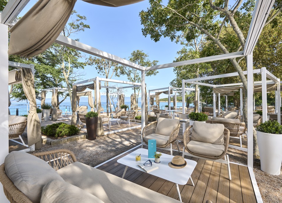 Loungebereich der Bar Punto Mare mit Meerblick und gemütlichen schattigen Sitzplätzen