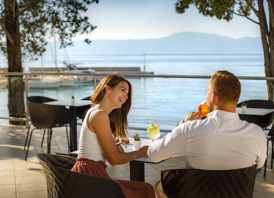 Par uživa u pićima s pogledom na more u lounge baru hotela Veya Maradiso by Aminess.