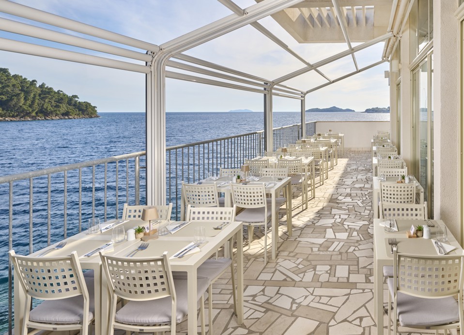 Tisch mit Meerblick im Restaurant des Aminess Younique Lume Hotels.