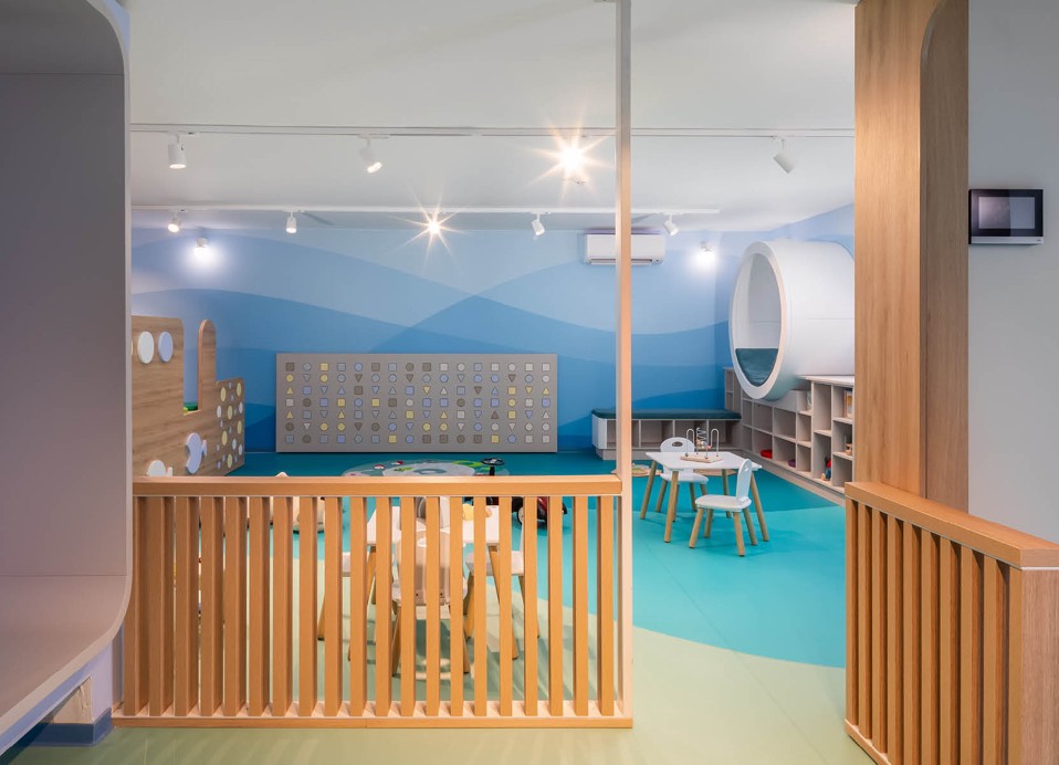 Moderner Eingang zum Kinder-Spielzimmer im Aminess Laurel Khalani Hotel.