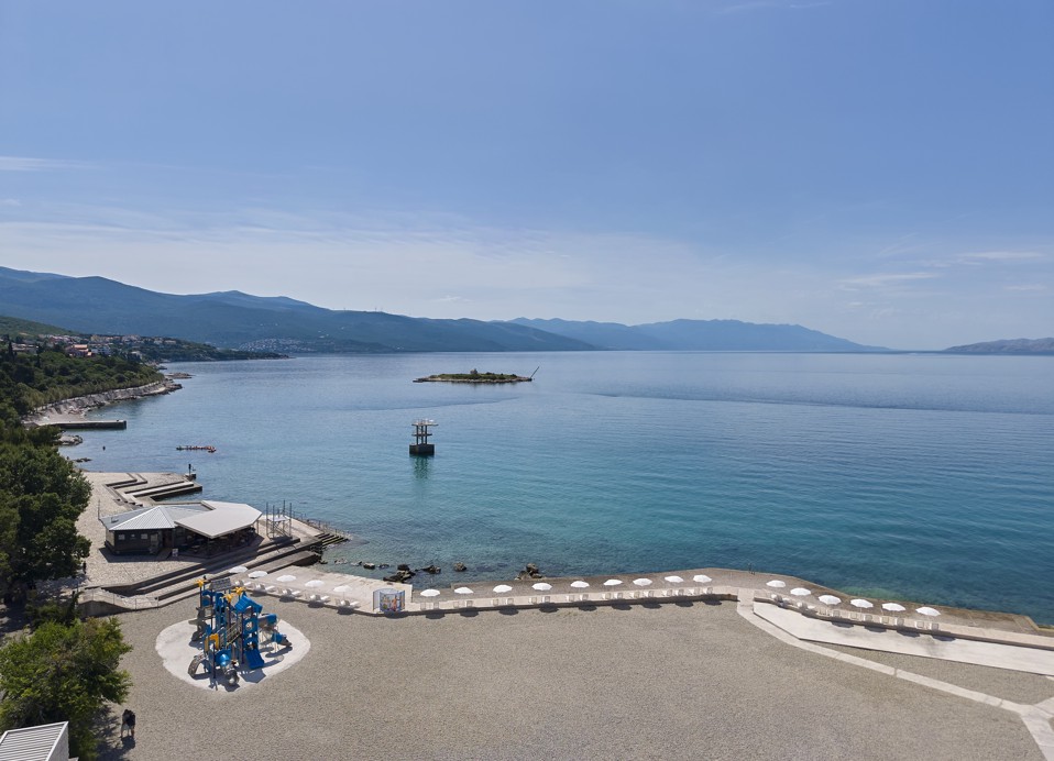 Aminess Vival Lišanj Familienhotel direkt am Strand mit kristallklarem Wasser und einer Tauchplattform in Novi Vinodolski.
