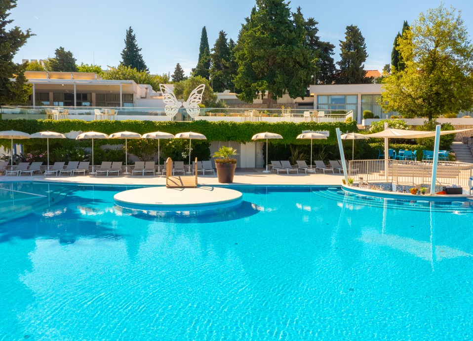 Genießen Sie die entspannte Atmosphäre des Pools im Aminess Vival Port9 Resort – der perfekte Ort für Abkühlung und Erfrischung am Tag.