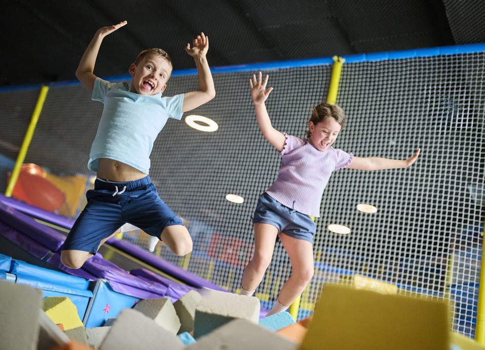 Kinderen springen in een bak met schuimblokken in een indoor speelruimte