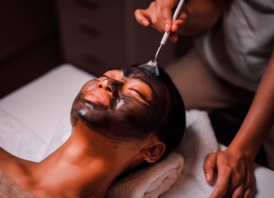 Gost koristi tretman SPA crnom maskom za lice u Aminess Style Camping Avalona resortu.