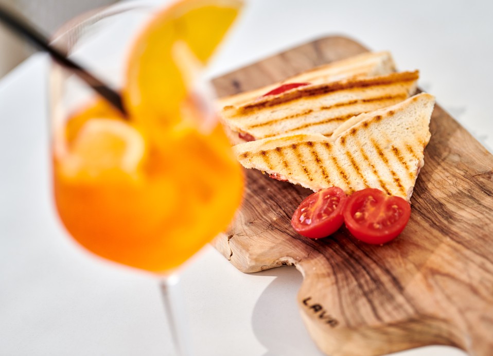 Cocktail en toast bij Aminess Maradiso Hotel Laguna, Novigrad Kroatië