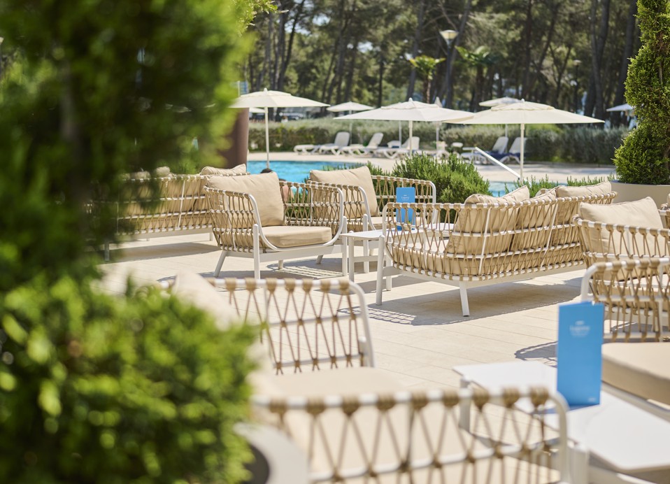 Bartender die een cocktail maakt bij Aminess Maradiso Hotel Laguna, Novigrad Kroatië