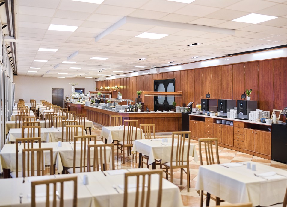 Geräumiger Speisesaal im Mediteran Maradiso Hotel von Aminess mit ordentlich arrangierten Tischen und einer entspannten Atmosphäre.