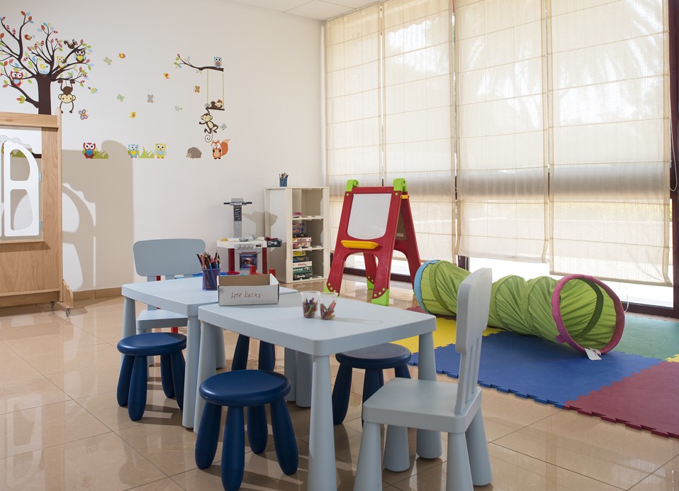 The Mirami Fun Club’s inviting interior playroom, featuring small tables, bright furniture, and a cheerful atmosphere for children at the Maradiso Marko Polo by Aminess.