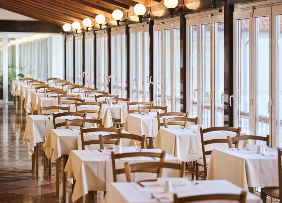 Wohnzimmer im Mediteran Maradiso Hotel von Aminess, perfekt zum Genießen von Mahlzeiten.