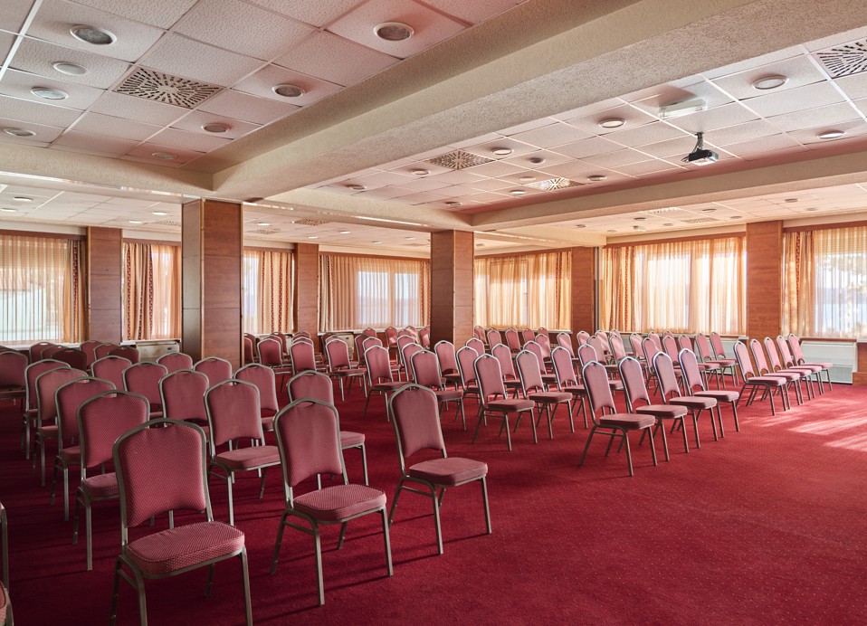 Sala congressi presso l'Hotel Mediteran Maradiso di Aminess con sedie ordinatamente disposte.