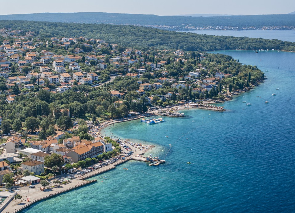 Vista aerea della spiaggia sull'isola di Krk vicino all'Hotel Magal Maradiso di Aminess.