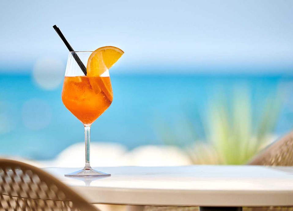 Ein Glas Aperol Spitz in einer Bar im Aminess Planet Camping Maravea, Novigrad