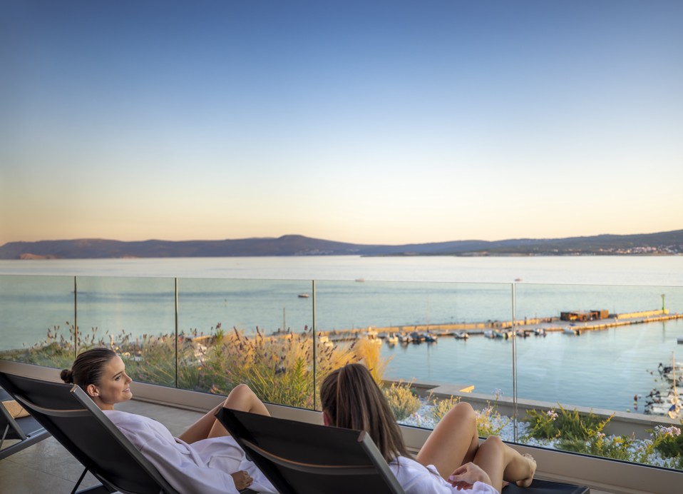 Rilassamento al tramonto pacifico presso lo spa dell'Aminess Younique Narrivi Hotel, con vista sul Mare Adriatico a Crikvenica.