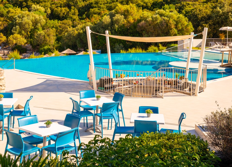Osunčani Pool Bar Argola u Aminess Vival Port9 Resortu.