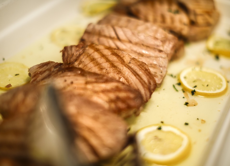 Frische und lokale adriatische Fischgerichte am Buffet im Aminess Younique Lume Hotel.