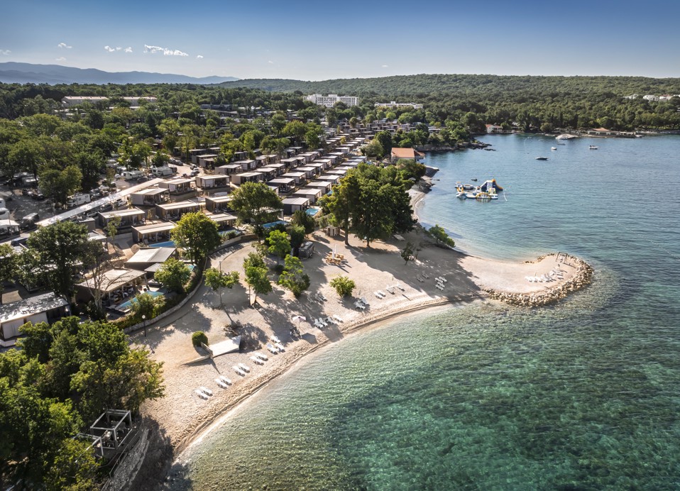Vista aerea della spiaggia e del bellissimo mare davanti ad Aminess Style Camping Atea Resort