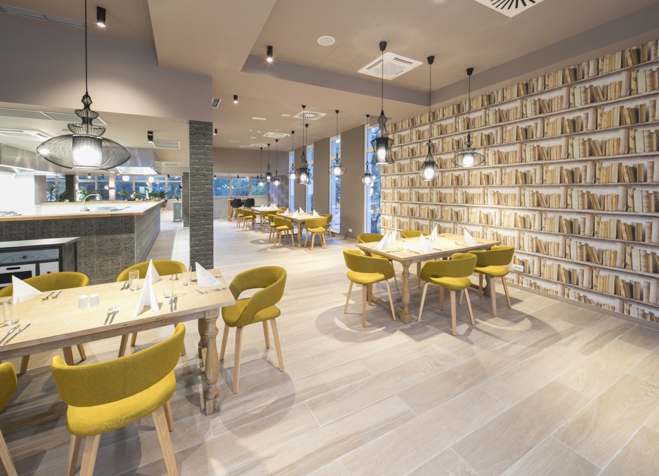 Tische für das Essen aufgestellt, bereit, Gäste in gemütlicher, moderner Innenausstattung innerhalb des Resorts in der Nähe von Aminess Vival Port9 Residence zu begrüßen.