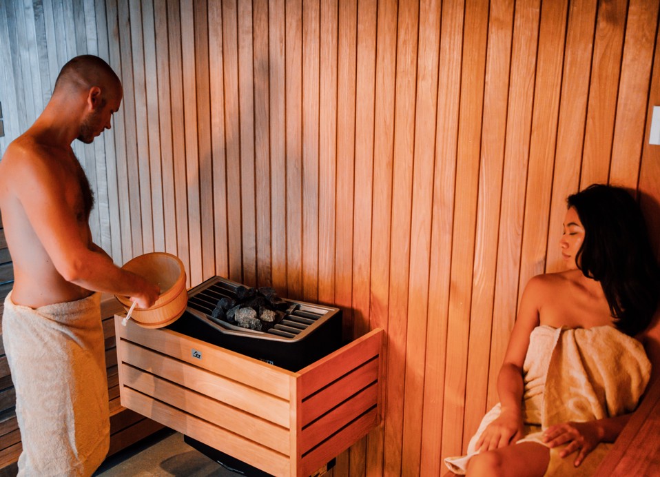 Gosti uživaju u modernoj sauni u Aminess Style Camping Avalona resortu.