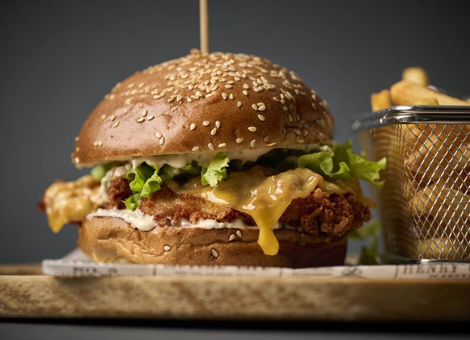 Cheeseburger als onderdeel van het snackmenu bij Punto Mare Fun & Beach Zone.