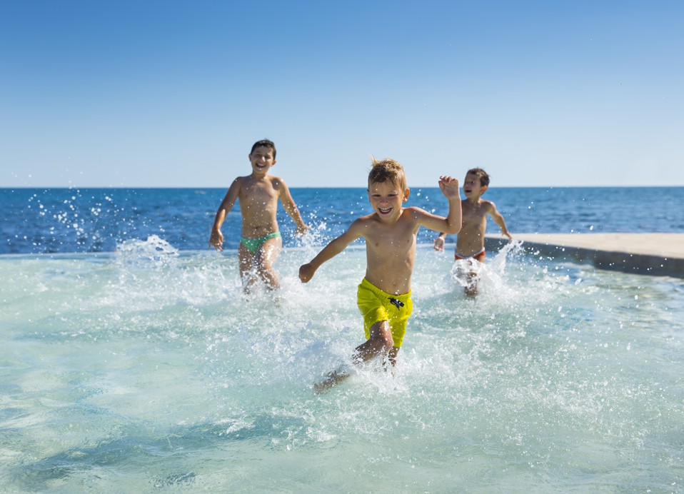 Kinderen die plezier hebben in het kinderzwembad bij Punto Mare.