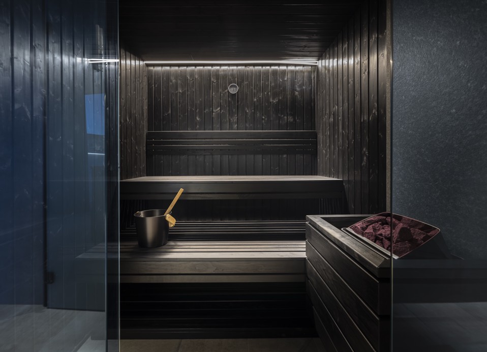 Lussuosa sala spa presso l'Aminess Younique Narrivi Hotel a Crikvenica, con moderne strutture benessere.