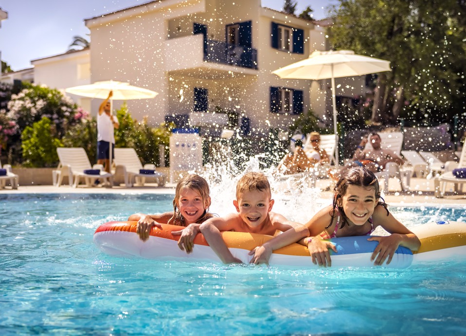 Famiglia in piscina vicino a Port9 Camping Holiday Homes di Aminess a Korcula.
