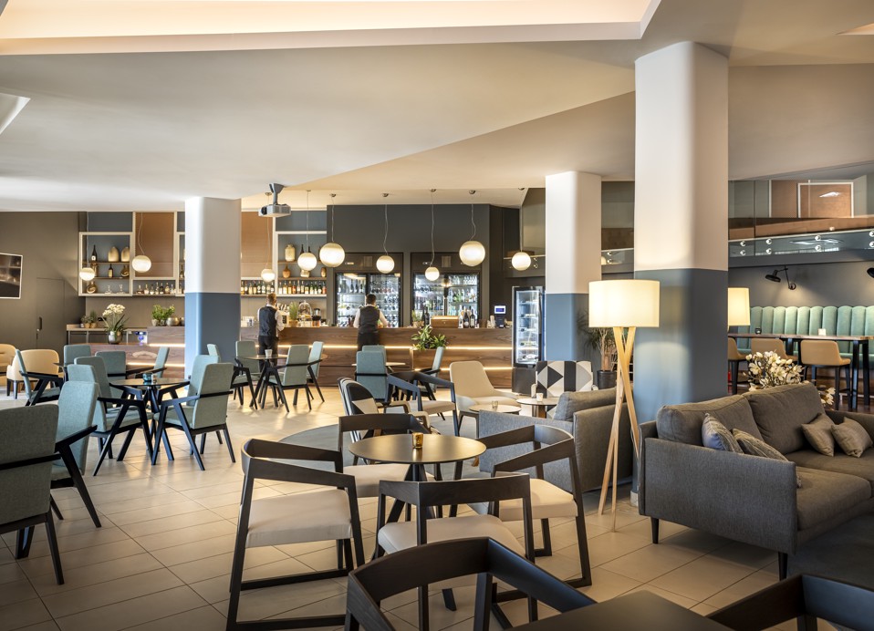 Afbeelding van de aperitiefbar, met uitzicht op de toonbank en tafelindeling.