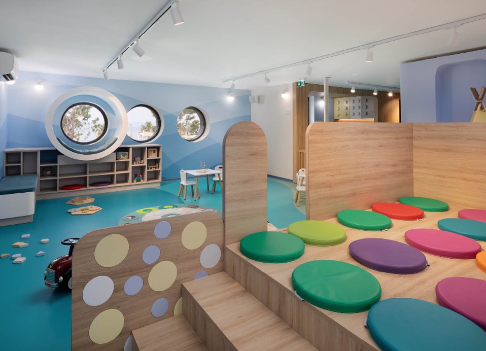 "Kinder-Spielzimmer mit farbenfrohem Design im Aminess Laurel Khalani Hotel."