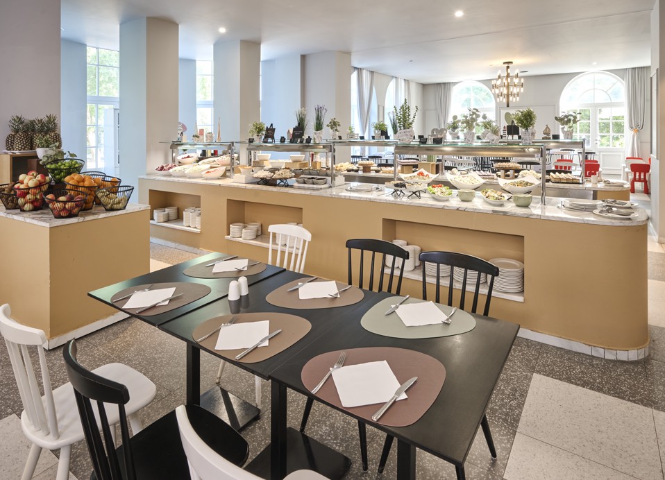 Notranja restavracija družinskega hotela Lišanj z bifejem in sodobnim kotičkom za sedenje.