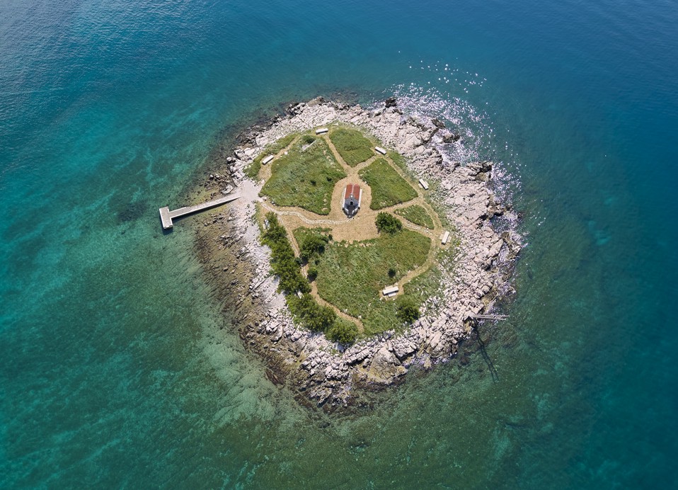 Luftaufnahme der Insel San Marino in der Nähe des Aminess Vival Lišanj Family Hotels, gelegen im Adriatischen Meer vor der Küste von Novi Vinodolski.