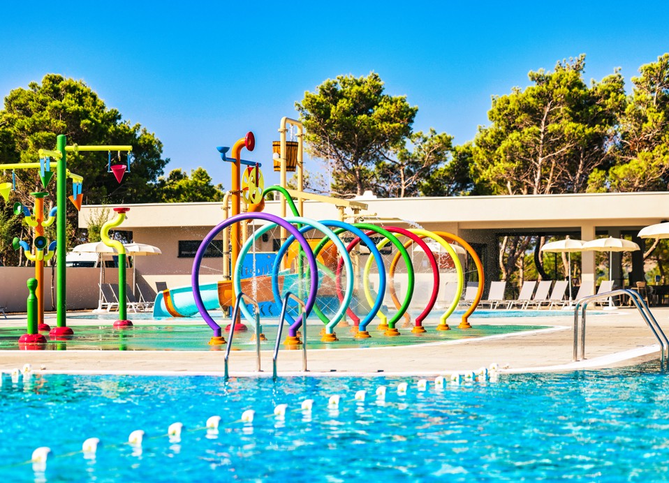 Ein lustiger Teil im Pool mit bunten Ringen im Aquapark im Aminess Style Camping Avalona Resort.