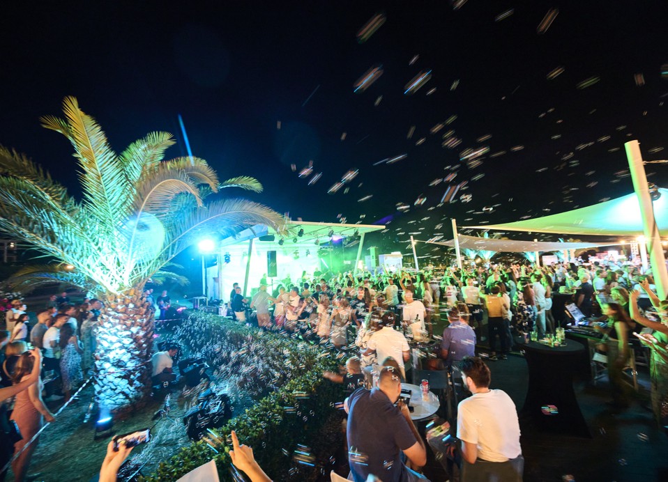 Nacht muziek en een menigte mensen bij het concert bij Punto Mare.