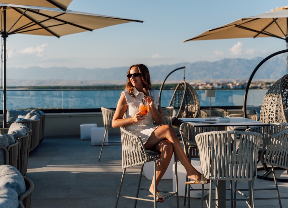 Ontspannen sfeer op het terras van restaurant Half 8, Aminess Style Camping Avalona Resort