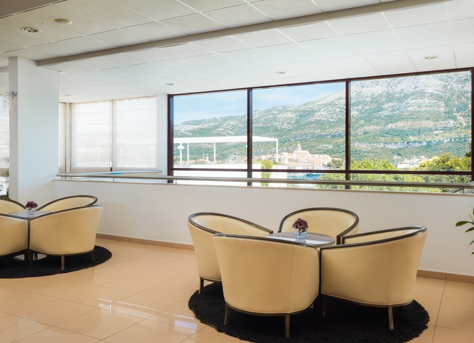 Maris Bar at Marko Polo Maradiso Hotel by Aminess, an elegant spot to enjoy cocktails in a relaxed atmosphere.