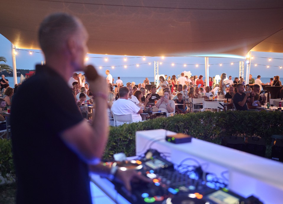 DJ en nachtprogramma in de Punto Mare Zone.