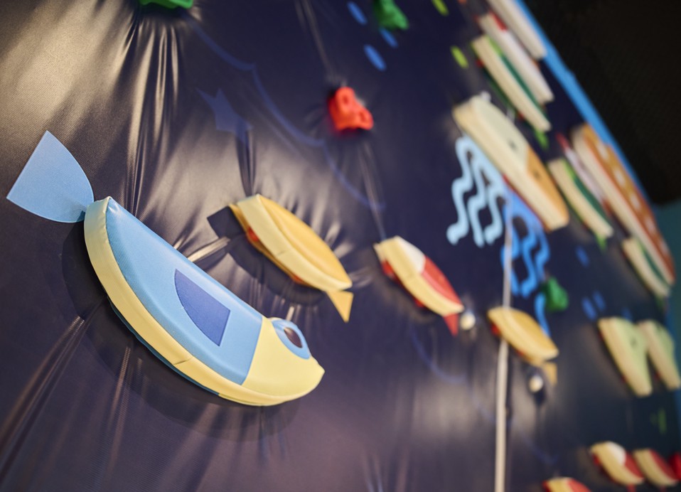 Ami Fun Park v Aminess Vival Lišanj Family Hotel z barvito plezalno steno za otroke za zabavno in aktivno igro v Novem Vinodolskem.