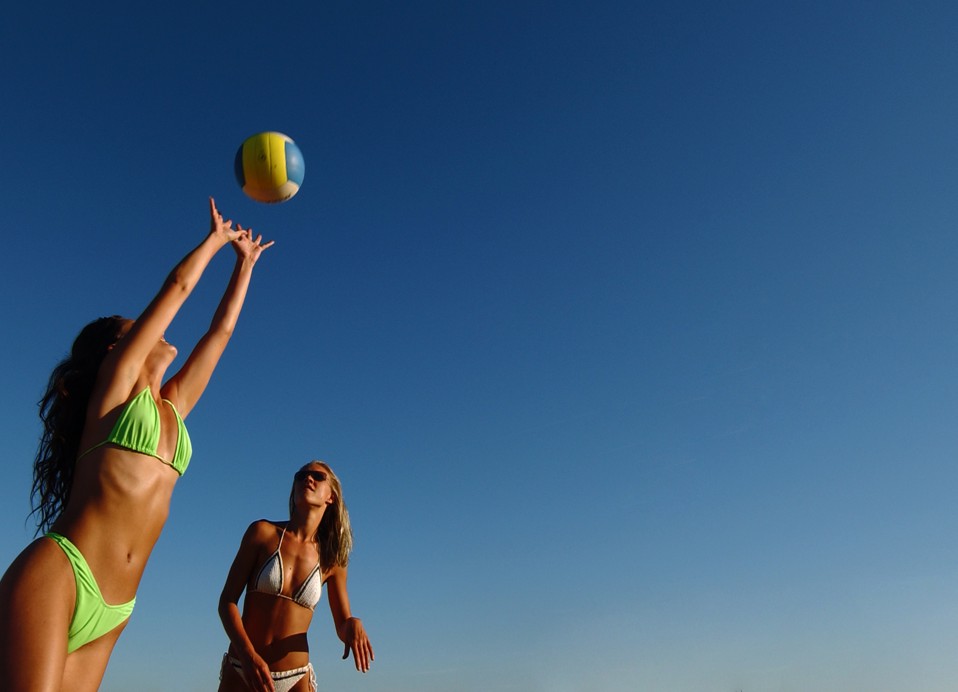 Gosti igrajo odbojko na plaži pred družinskim hotelom Aminess Vival Lišanj.