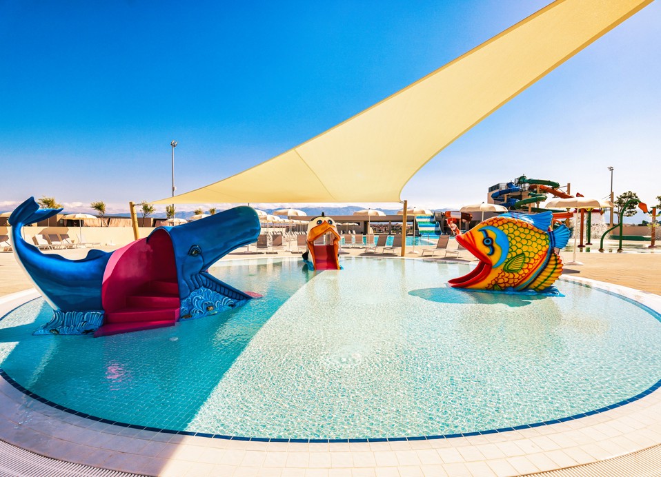 Spaßteil mit Fischen für die Jüngsten im Aquapark im Aminess Style Camping Avalona Resort.