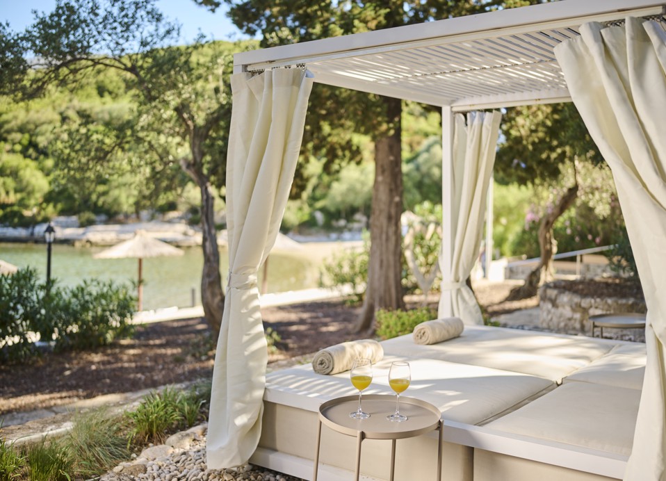 Bequeme Himmelbetten mit Blick auf das Meer, perfekt zum Entspannen und Sonnenbaden im Aminess Vival Port9 Residence.