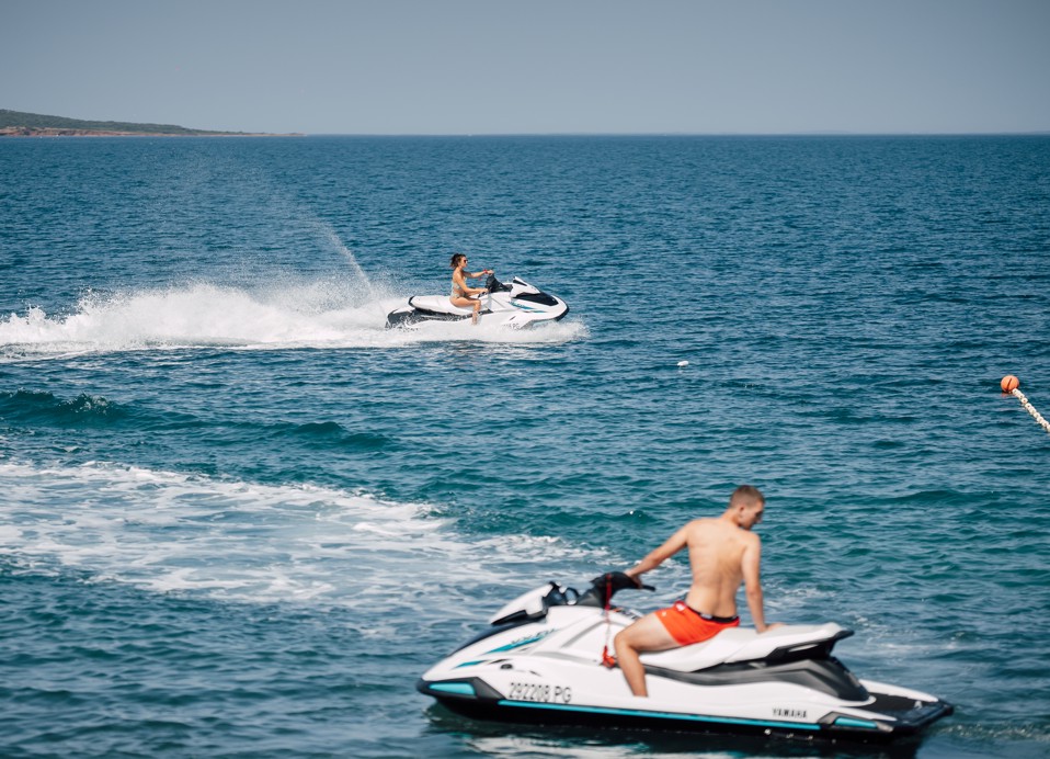 Vožnja jet ski-a uz plažu u Aminess Style Camping Avalona Resortu, idealna aktivnost za ljubitelje brzine i adrenalina na odmoru na Pagu.