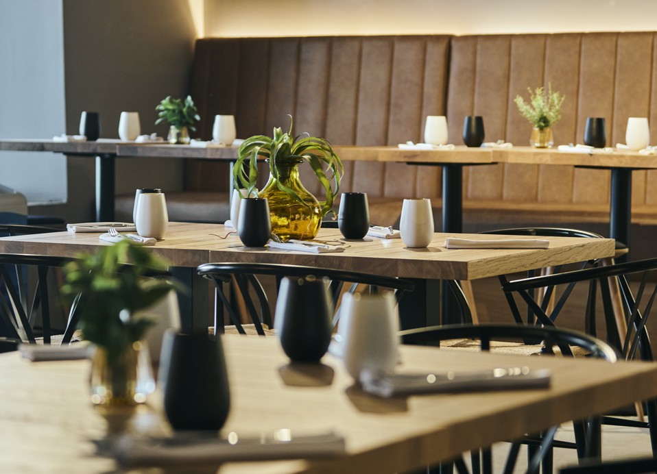 Moderne eetruimte van restaurant Half 8 met elegante tafels