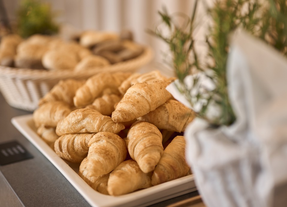 Rogaliki na bufecie śniadaniowym hotelu Aminess Florian Godler.