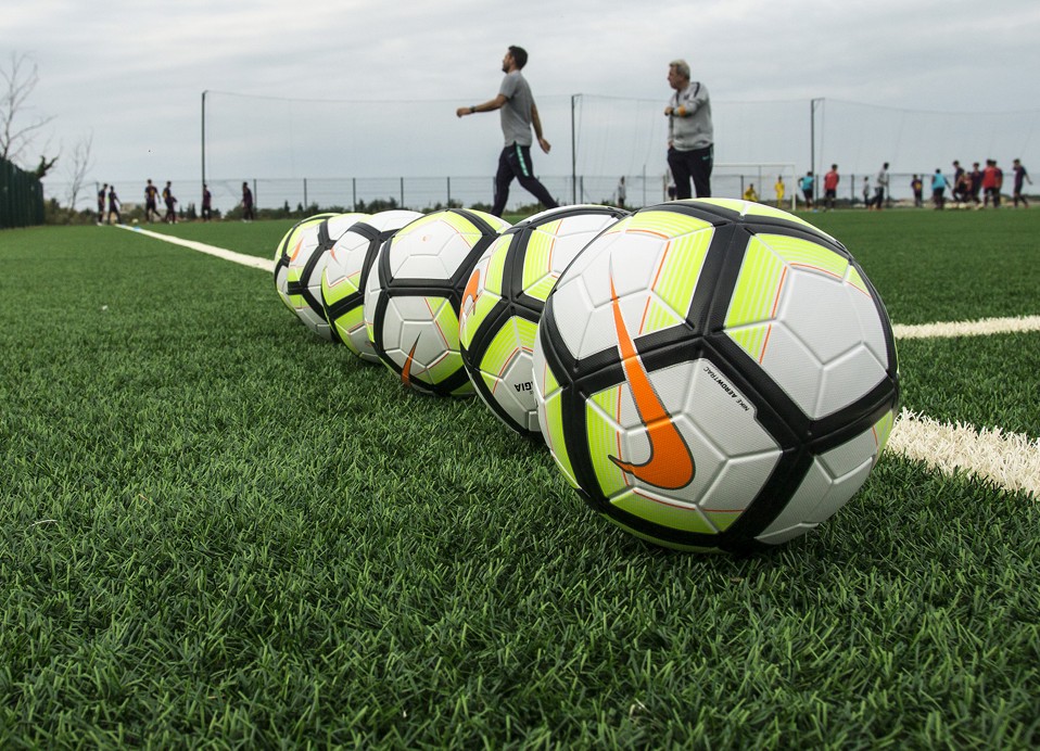 Lopte posložene na terenu stadiona.