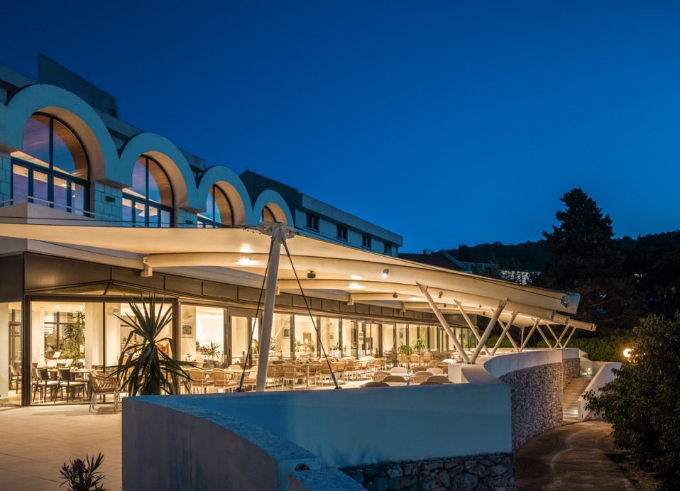 Terrazza del ristorante con vista sulla città vecchia di Korcula presso l'Aminess Younique Liburna Hotel.